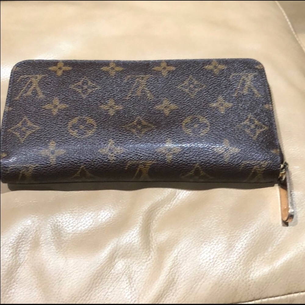 Authentic Louis Vuitton Zippy Wallet - monogram